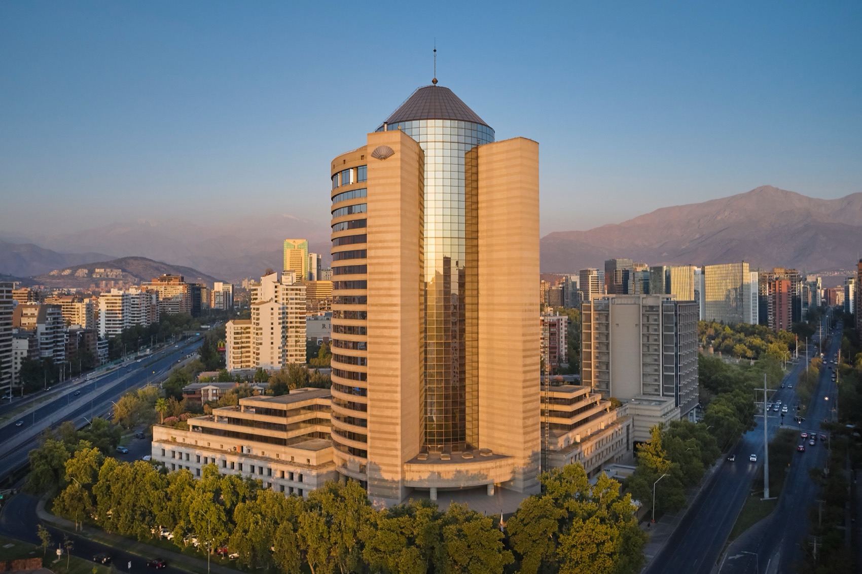 Fachada del Hotel Mandarin Oriental, Santiago, con la cordillera de los Andes al fondo